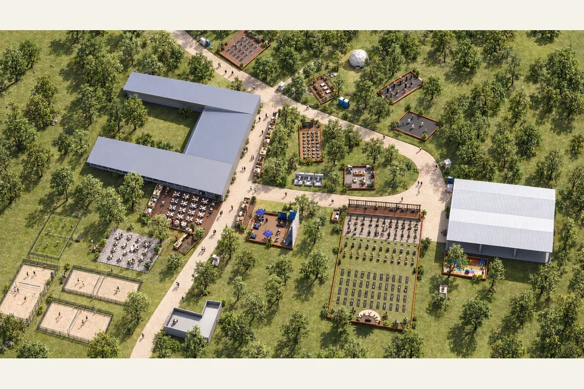 Vista aérea do festival com percursos curvos, jardins e pavilhões